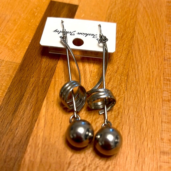 Assorted fashion earrings. - Picture 9 of 15